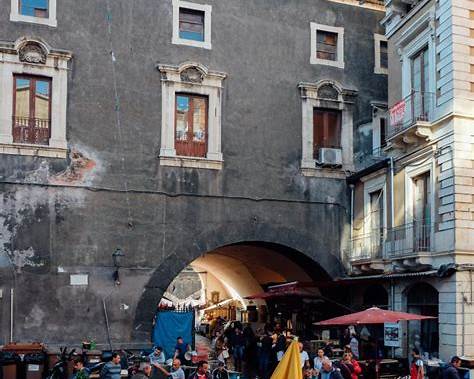 Catania street food walking tour historic center arancini pescheria market