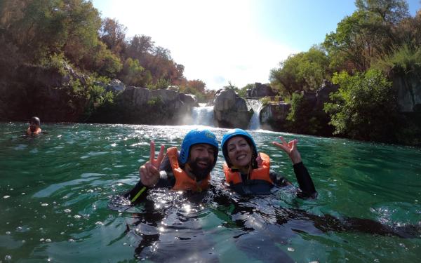 A couple enjoying an Alcantara Body rafting tour